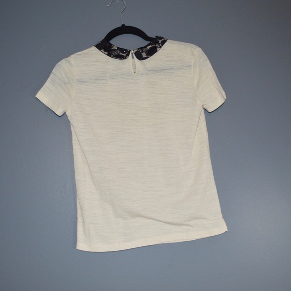 White top with a Peter Pan Neckline - Picture 4 of 4
